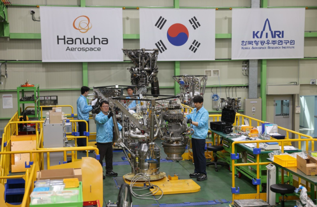 누리호 체계종합기업인 한화에어로스페이스의 엔지니어들이 지난 5월 27일 창원1사업장에서 내년 하반기에 발사되는 누리호 4호기의 75t(톤)급 엔진을 최종 점검하고 있다. 한화에어로스페이스 제공