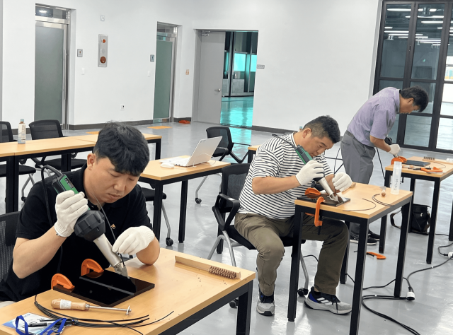 친환경 소재 HDPE(고밀도 폴리에틸렌) 용접 실습교육 현장 모습. KOMSA 제공