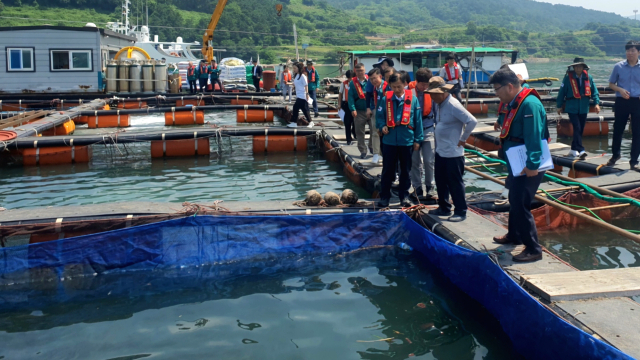 송명달 해양수산부 차관이 8일 전남 여수시 조피볼락 해상가두리 양식장에서 관계자들과 고수온과 적조 대응 상황을 살피고 있다. 해수부 제공