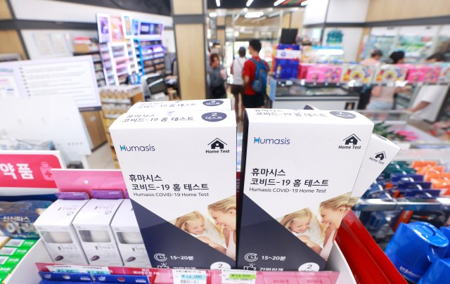 올여름 코로나19가 재유행할 조짐을 보이면서 편의점에서 자가진단키트를 찾은 수요도 크게 늘었다. 사진은 한 편의점에 진열된 자가진단키트. 연합뉴스