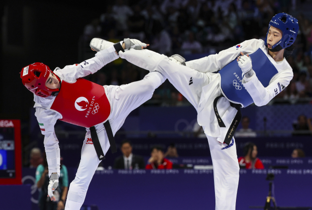 8일(현지시간) 프랑스 파리 그랑팔레 태권도경기장에서 열린 2024 파리올림픽 태권도 여자 57kg급 결승에서 한국의 김유진이 이란의 나히드 키야니찬데를 향해 금메달 발차기를 하고 있다. 연합뉴스
