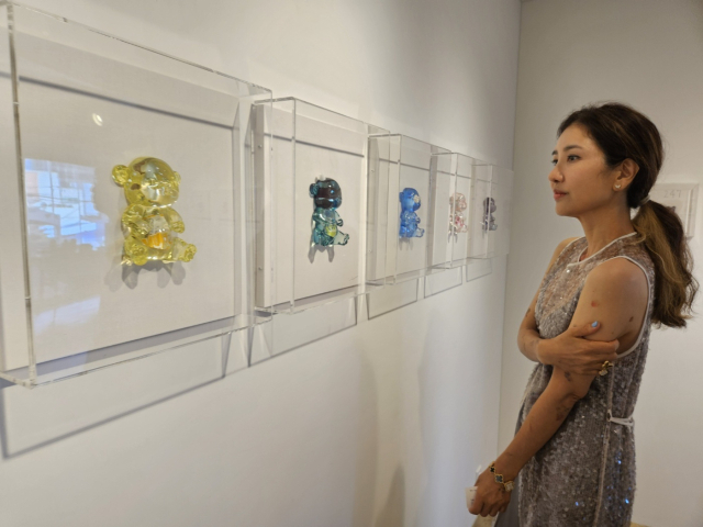 이여름 작가가 자신의 신작인 마깨또 시리즈를 보고 있다. 김효정 기자