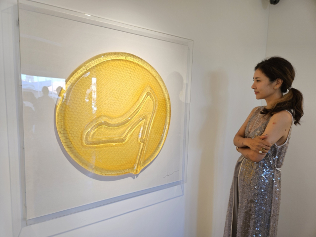 이번 부산 전시에서 처음 선보이는 대형 달고나 시리즈 작품을 보고 있는 이여름 작가. 김효정 기자