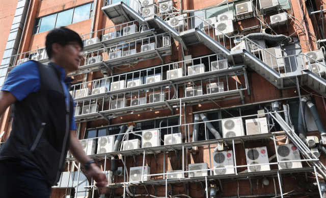 연일 이어지는 폭염과 열대야로 전력 수요가 급증하고 있다. 11일 오후 부산의 한 건물 외벽에 빼곡히 설치된 에어컨 실외기가 가동되고 있다. 정종회 기자 jjh@