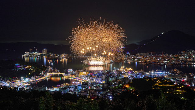 제63회 통영한산대첩축제가 지난 9일 화려한 불꽃놀이와 함께 개막했다. 역사의 흐름을 바꾼 세계 4대 해전 중 하나로 평가받는 ‘한산해전’ 승전을 기념하는 한 마당 축제로 이순신 장군 테마 이벤트로는 국내에서 가장 오랜 역사와 규모를 자랑한다. 축제는 오는 14일까지 통영시 일원에서 계속된다. 한화그룹이 준비한 불꽃쇼 장면. 통영한산대첩문화재단 제공