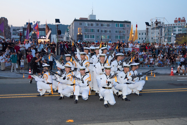 제63회 통영한산대첩축제가 지난 9일 화려한 불꽃놀이와 함께 개막했다. 역사의 흐름을 바꾼 세계 4대 해전 중 하나로 평가받는 ‘한산해전’ 승전을 기념하는 한 마당 축제로 이순신 장군 테마 이벤트로는 국내에서 가장 오랜 역사와 규모를 자랑한다. 축제는 오는 14일까지 통영시 일원에서 계속된다. 해군의장대 공연. 통영한산대첩문화재단 제공