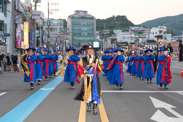 제63회 통영한산대첩축제가 지난 9일 화려한 불꽃놀이와 함께 개막했다. 역사의 흐름을 바꾼 세계 4대 해전 중 하나로 평가받는 ‘한산해전’ 승전을 기념하는 한 마당 축제로 이순신 장군 테마 이벤트로는 국내에서 가장 오랜 역사와 규모를 자랑한다. 축제는 오는 14일까지 통영시 일원에서 계속된다. 통제사 행렬. 통영한산대첩문화재단 제공