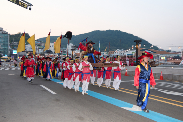 제63회 통영한산대첩축제가 지난 9일 화려한 불꽃놀이와 함께 개막했다. 역사의 흐름을 바꾼 세계 4대 해전 중 하나로 평가받는 ‘한산해전’ 승전을 기념하는 한 마당 축제로 이순신 장군 테마 이벤트로는 국내에서 가장 오랜 역사와 규모를 자랑한다. 축제는 오는 14일까지 통영시 일원에서 계속된다. 통제사 행렬. 통영한산대첩문화재단 제공