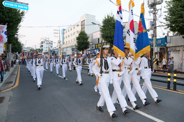 제63회 통영한산대첩축제가 지난 9일 화려한 불꽃놀이와 함께 개막했다. 역사의 흐름을 바꾼 세계 4대 해전 중 하나로 평가받는 ‘한산해전’ 승전을 기념하는 한 마당 축제로 이순신 장군 테마 이벤트로는 국내에서 가장 오랜 역사와 규모를 자랑한다. 축제는 오는 14일까지 통영시 일원에서 계속된다. 해군의장대 공연. 통영한산대첩문화재단 제공