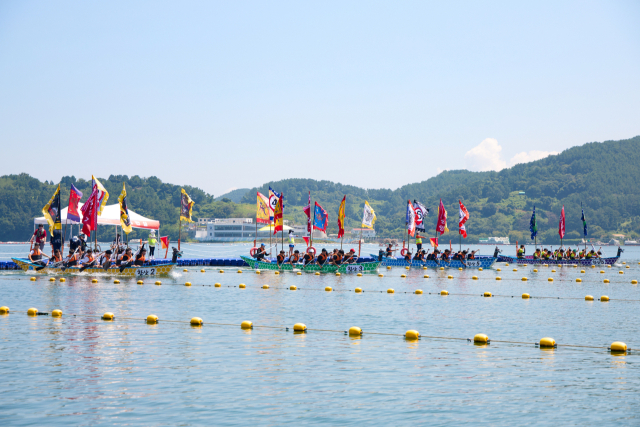 제63회 통영한산대첩축제가 지난 9일 화려한 불꽃놀이와 함께 개막했다. 역사의 흐름을 바꾼 세계 4대 해전 중 하나로 평가받는 ‘한산해전’ 승전을 기념하는 한 마당 축제로 이순신 장군 테마 이벤트로는 국내에서 가장 오랜 역사와 규모를 자랑한다. 축제는 오는 14일까지 통영시 일원에서 계속된다. 거북선 노젓기 대회. 통영한산대첩문화재단 제공