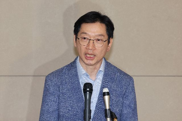 취재진 질문 답하는 김경수 전 경남지사. 연합뉴스