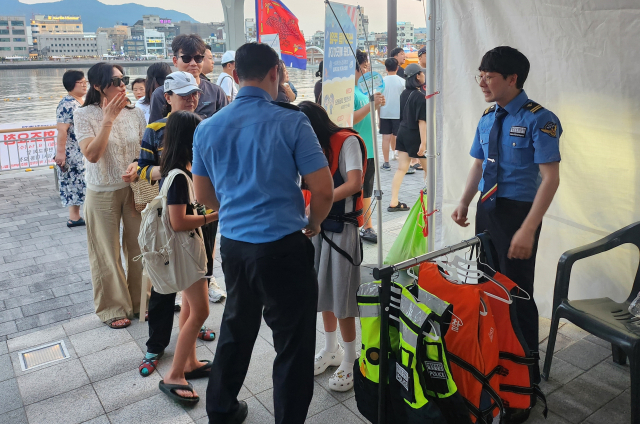 통영해양경찰서는 제63회 통영한산대첩축제 개막을 맞아 강구안 문화마당에서 해양 안전 문화를 확산을 위한 홍보부스를 운영한다. 통영해경 제공
