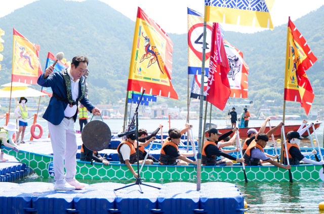 제63회 통영한산대첩축제가 지난 9일 화려한 불꽃놀이와 함께 개막했다. 역사의 흐름을 바꾼 세계 4대 해전 중 하나로 평가받는 ‘한산해전’ 승전을 기념하는 한 마당 축제로 이순신 장군 테마 이벤트로는 국내에서 가장 오랜 역사와 규모를 자랑한다. 축제는 오는 14일까지 통영시 일원에서 계속된다. 천영기 통영시장이 거북선 노젓기 대회 시작을 알리는 징을 치고 있다. 통영한산대첩문화재단 제공