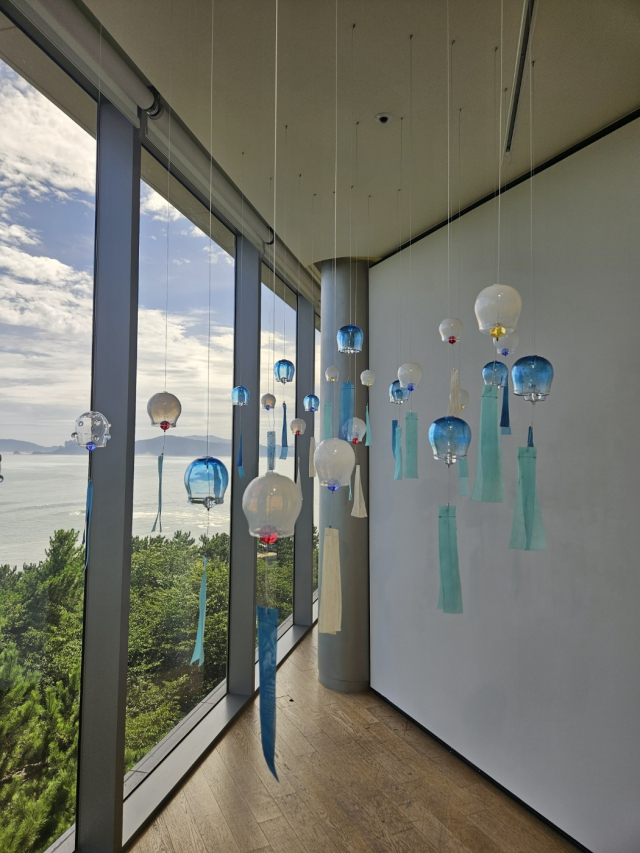 유리로 만든 풍경이 시원한 느낌을 준다. 이재경 작가의 유리 작품. 김효정 기자