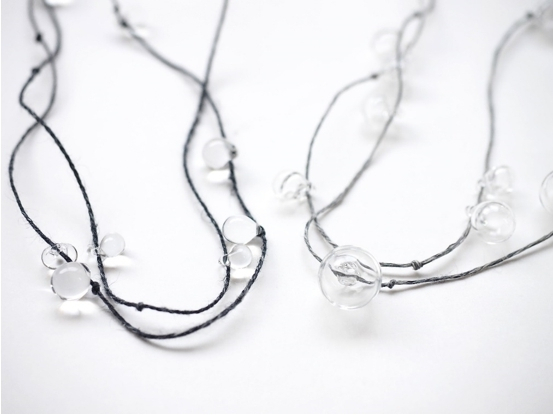 아야코 히로타 작가의 유리로 만든 목걸이. 알앤씨 갤러리 제공