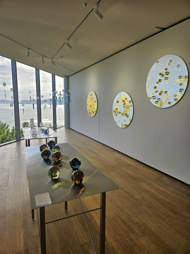 알앤씨 갤러리 ‘안녕 여름’ 전시 모습. 김효정 기자