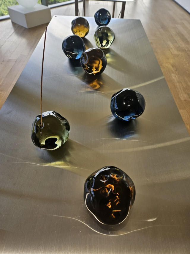 알앤씨 갤러리 ‘안녕 여름’ 전시에선 개성 강한 유리 작품들을 만날 수 있다. 김효정 기자