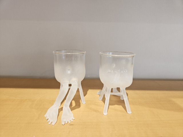 알앤씨 갤러리 ‘안녕 여름’ 전시에선 개성 강한 유리 작품들을 만날 수 있다. 김효정 기자