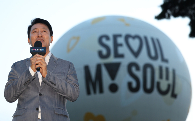 오세훈 서울시장이 10일 오후 서울 영등포구 여의도공원에서 열린 서울달 개장식에서 축사를 하고 있다. 헬륨가스의 부력을 이용해 열기구처럼 수직 비행하는 가스 기구인 서울달은 오는 23일부터 정식 운영을 시작한다. 연합뉴스