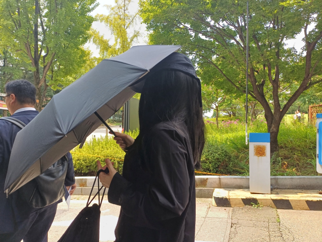 가수 강다니엘의 명예를 훼손한 혐의로 재판에 넘겨진 유튜버 '탈덕수용소'(오른쪽)가 12일 서울 서초구 서울중앙지법에서 열린 결심공판에 출석한 뒤 변호인과 함께 법정을 나서고 있다. 연합뉴스