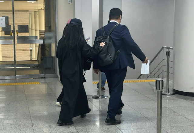 가수 강다니엘의 명예를 훼손한 혐의로 재판에 넘겨진 유튜버 '탈덕수용소'(왼쪽)가 12일 서울 서초구 서울중앙지법에서 열린 결심공판에 출석한 뒤 변호인과 함께 법정을 나서고 있다. 연합뉴스