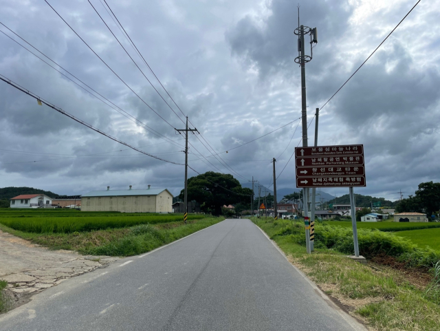독일마을 진입로인 군도 12호선 모습. 왕복 2차선인 탓에 주말이나 행락철에 심각한 교통체증을 겪고 있다. 남해군 제공