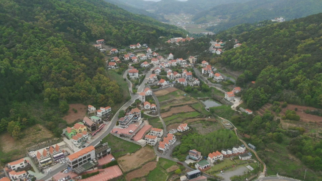 경남 남해군의 대표 관광지인 독일마을 전경. 진입로는 아래쪽에서 오는 국도 방면과 위쪽에서 오는 군도 방면이 있다. 김현우 기자