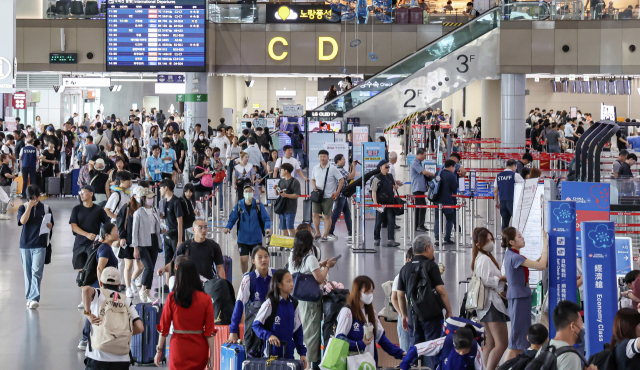 본격적인 휴가철에 접어든 지난달 25일 부산 김해국제공항 국제선 출국장이 해외여행을 떠나는 여행객들로 붐비고 있다. 김종진 기자 kjj1761@