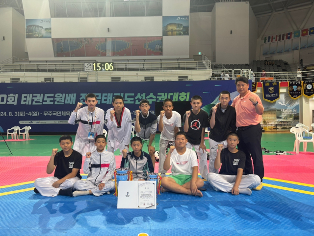 지난 3일부터 전북 무주군에서 열린 제10회 태권도원배 전국태권도선수권대회에서 겨루기 부문 종합우승을 차지한 동현중 태권도부 선수단이 파이팅을 외치고 있다. 동현중 제공