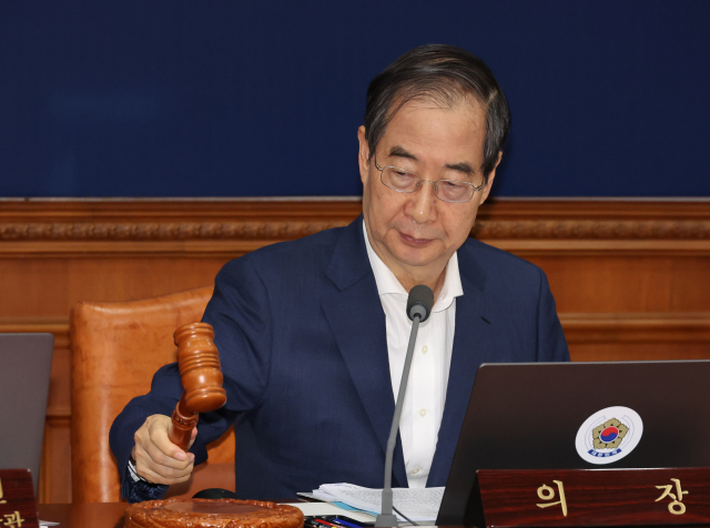 한덕수 국무총리가 13일 서울 종로구 정부서울청사에서 열린 국무회의에서 의사봉을 두드리고 있다. 연합뉴