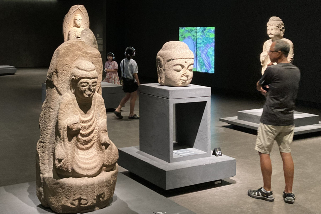 한 남성이 경북 경주시 국립경주박물관 신라미술관에 전시된 불교 조각상들을 관람하고 있다. 남태우 기자