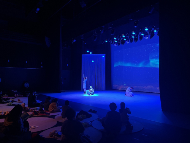 2022년 김해문화의전당 무대에 오른 릴랙스드 퍼포먼스 ‘노래가 되자’. 김해문화관광재단 제공