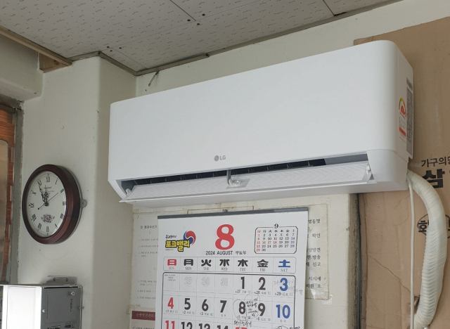 부산 동구 좌천동 동원드림타운 아파트 경비실에 새 에어컨이 설치됐다. 경비원 A 씨 제공