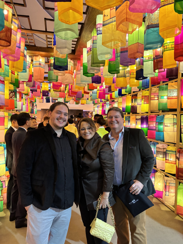 올해 브라질 니테로이시에서 열린 ‘한국의 빛-진주 실크등’ 행사 모습. 전 세계 관람객들의 호평을 받았다. 주브라질 한국문화원 제공