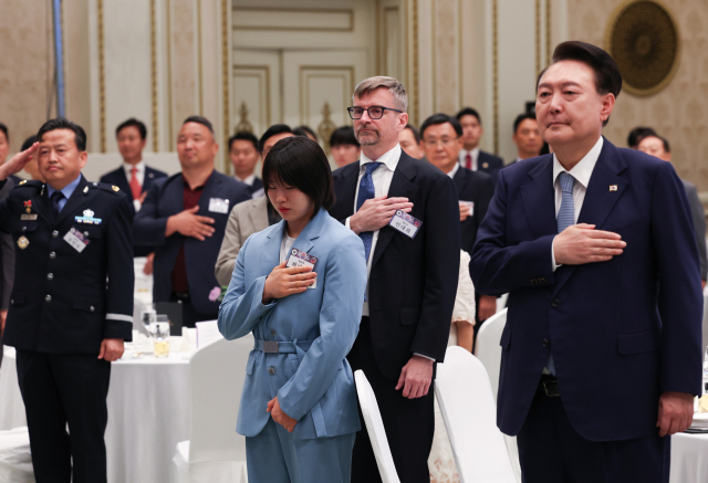 윤석열 대통령이 14일 청와대에서 열린 오찬에서 파리올림픽 유도메달리스트 허미미 등 독립유공자 후손들과 국기에 경례하고 있다. 연합뉴스