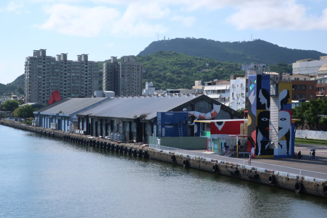 대만 가오슝시 보얼예술특구에 있는 물류창고의 벽면이 알록달록한 색으로 칠해져 있다.