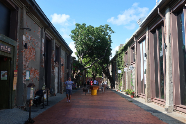 창고를 리모델링한 가게들이 줄지어 있는 모습.