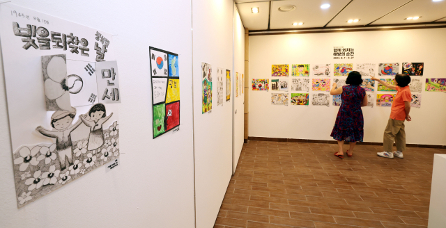 광복절을 앞둔 14일 부산 중구 백산기념관을 찾은 시민들이 ‘8.15 특별전, 함께 외치는 해방의 순간’ 전시를 관람하고 있다. 정종회 기자 jjh@