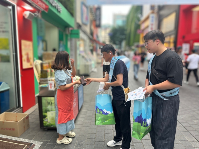 한국가스공사는 14일 서울 명동에서 ‘문 닫고 냉방하기 에너지절약 캠페인’을 진행했다. 가스공사 제공