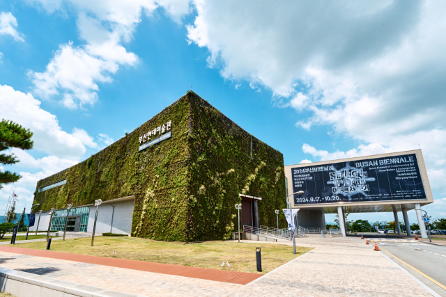2024부산비엔날레 주전시장인 부산현대미술관 전경. 부산비엔날레 제공