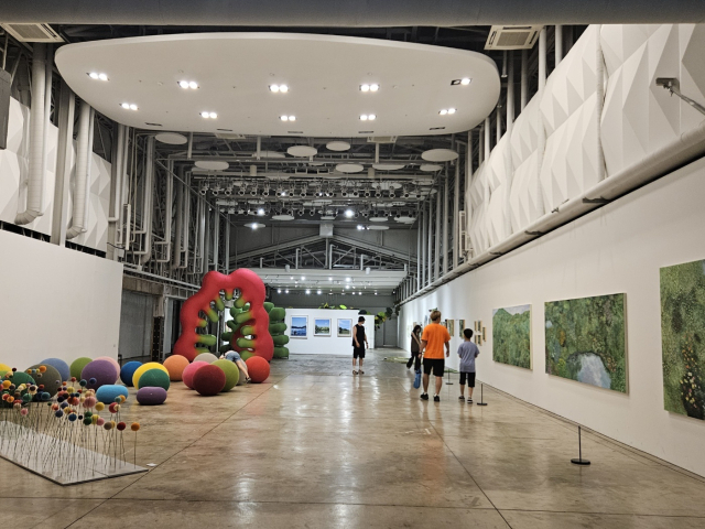 ‘OO한 여름을 보내는 15가지’ 전시장 모습. 김효정 기자