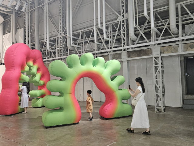 ‘OO한 여름을 보내는 15가지’ 전시장 모습. 김효정 기자