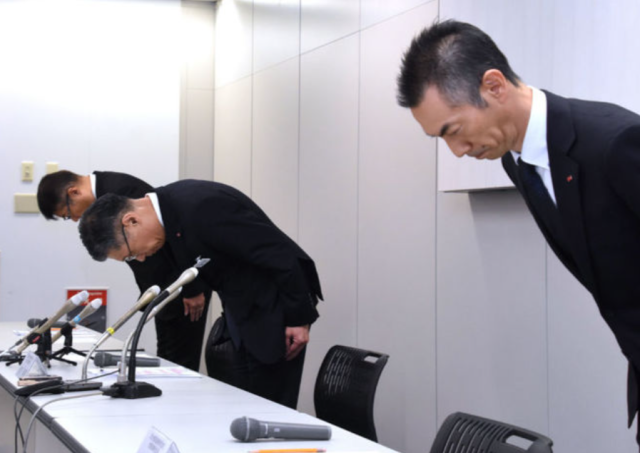 선박 누수 사실을 3개월 이상 숨긴채 운항을 계속한 '퀸비틀호' 운영사 JR큐슈의 모회사인 JR큐슈 임원들이 지난해 8월 14일 후쿠오카에서 기자회견을 열어 사과하며 고개를 숙이고 있다. 서일본신문 제공