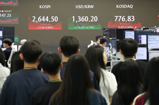 14일 오후 서울 중구 하나은행 본점 딜링룸에서 견학 온 학생들이 현황판에 적힌 코스피, 원달러 환율, 코스닥 지수를 보고 있다. 연합뉴스