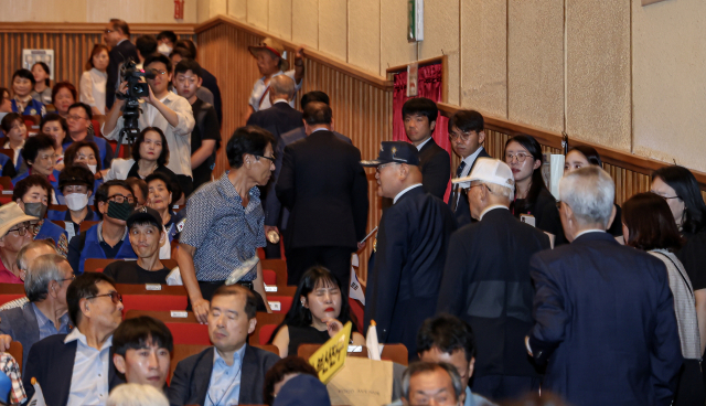 15일 오전 부산시민회관에서 열린 제79주년 광복절 경축식에서 백기환 광복회 부산지부장의 기념사에 반발한 일부 참석자들이 행사장을 빠져나가고 있다. 김종진 기자 kjj1761@