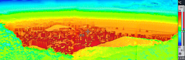 14일 자정 부산 황령산에서 열화상카메라로 찍은 부산 도심이 27.5도를 기록하고 있다. 열화상카메라는 온도가 높을수록 붉은색으로 표현된다. 김종진 기자 kjj1761@