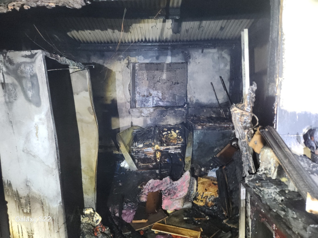 16일 오전 1시 24분께 부산 연제구 연산동 한 단독주택에서 김치냉장고에서 시작된 것으로 추정되는 불이 났다. 부산소방재난본부 제공