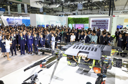 한덕수 국무총리가 지난해 9월 25일 부산 해운대구 벡스코에서 개막한 ‘2023 기후산업국제박람회’를 방문, 현대자동차 부스에서 수소연료전지멀티콥터 드론 등을 둘러보고 있다. 김종진 기자 kjj1761@