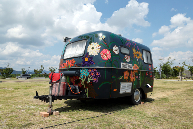 부산현대미술관 마당에 설치된 이두원 작가의 카라반 작품. 정종회 기자 jjh@