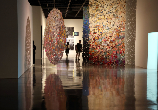 2024부산비엔날레가 17일 개막해 65일간의 항해를 이어간다. 부산의 김경화 작가 대형 작품이 눈길을 끈다. 정종회 기자 jjh@